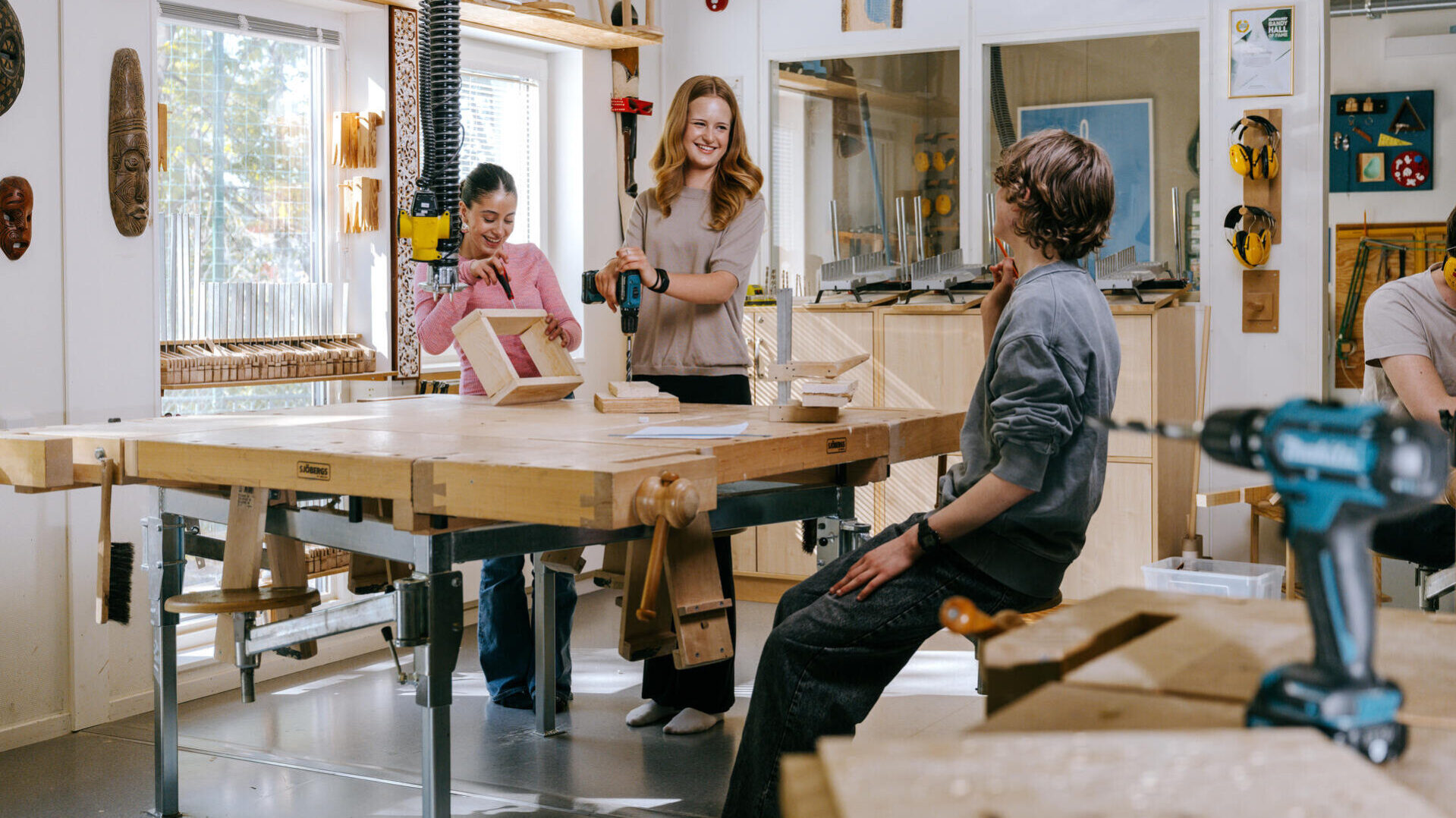 Träslöjdsundervisning i Ekens skola NO-sal
