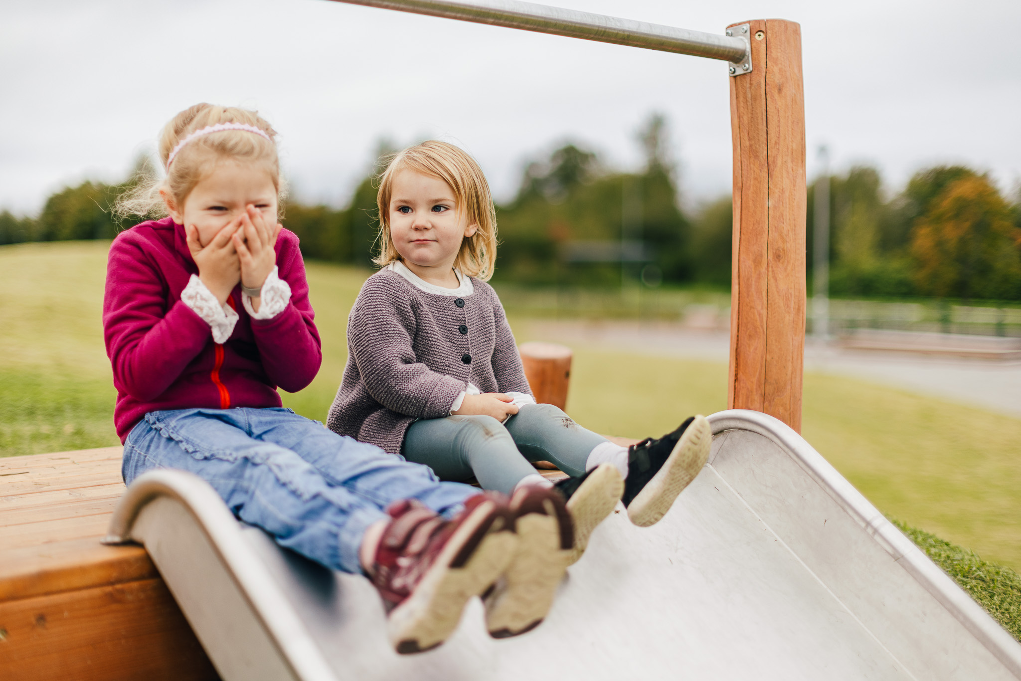 Lekande barn ute på stor lekplats på Hamre förskola i Västerås