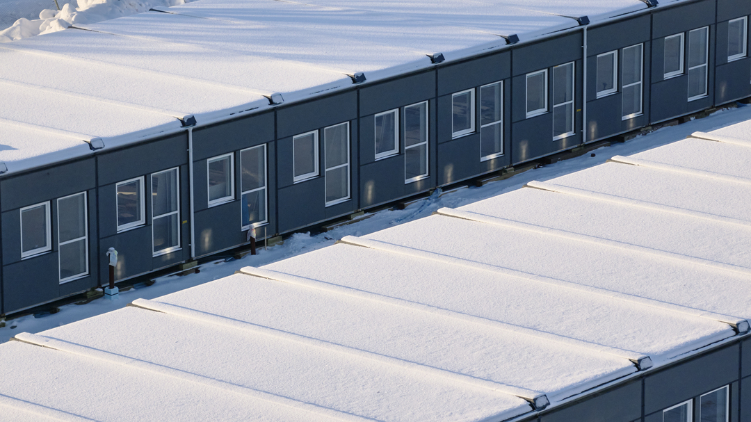 Skolmoduler från Expandia vid Porsnässkolan i Norrfjärden, exteriör vy vintertid med snötäckt tak och sammanhängande modullösning.