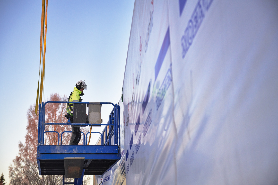Montagearbete av skolmoduler från Expandia vid Porsnässkolan i Norrfjärden, där personal arbetar med installation under uppförande av flexibel skollösning.