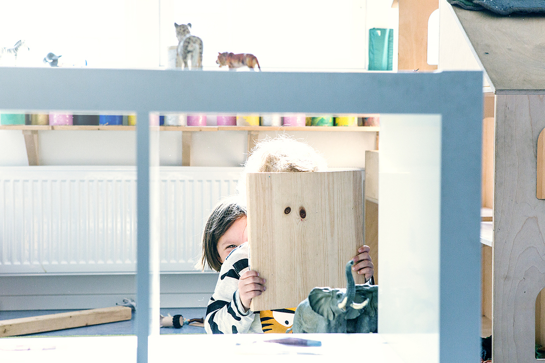 Lekfull inomhusmiljö på Storseglets förskola i Henriksdal där barn utforskar material och leksaker