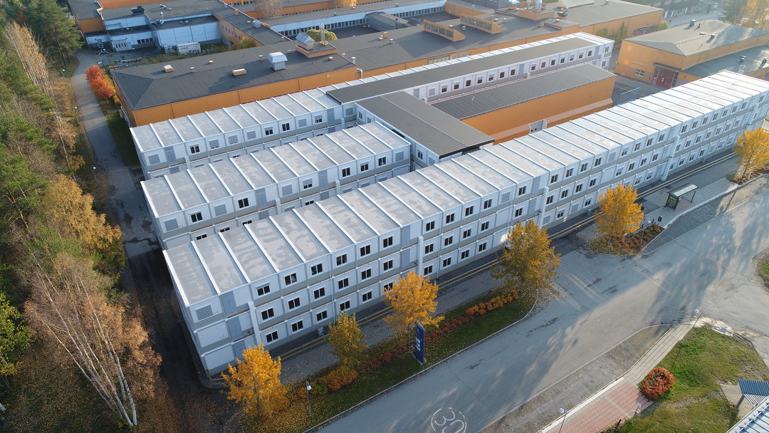 Luleå tekniska universitet undervisningssalar och kontorsmoduler. Översiktsbild uppifrån av ett område med moduler från Expandia i raka rader intill permanenta byggnader.