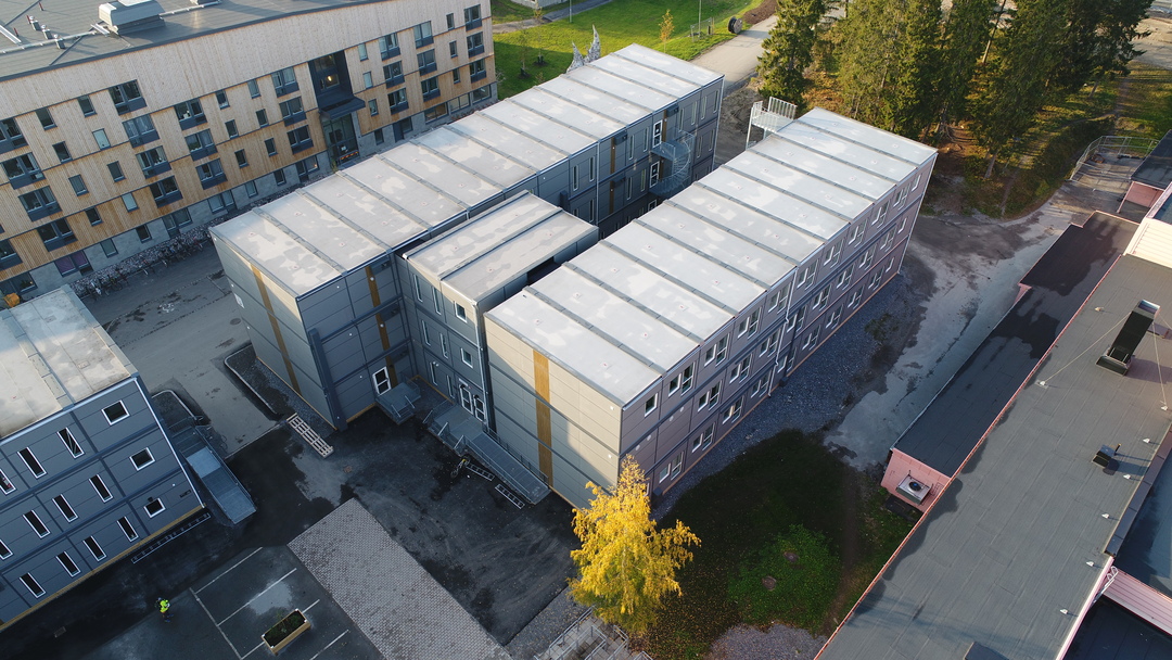 Luleå tekniska universitet undervisningssalar och kontorsmoduler. Översiktsbild uppifrån av ett område med moduler från Expandia i raka rader intill permanenta byggnader.