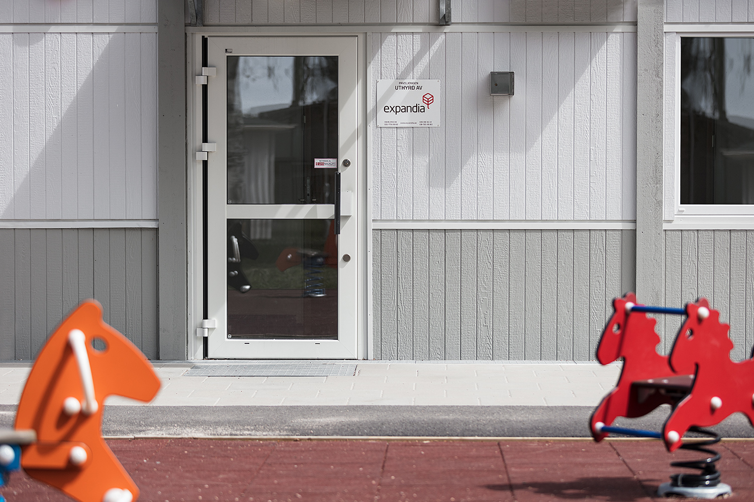 Nordala förskola i Vallås moduler från Expandia, grå och vit fasad, lekpark