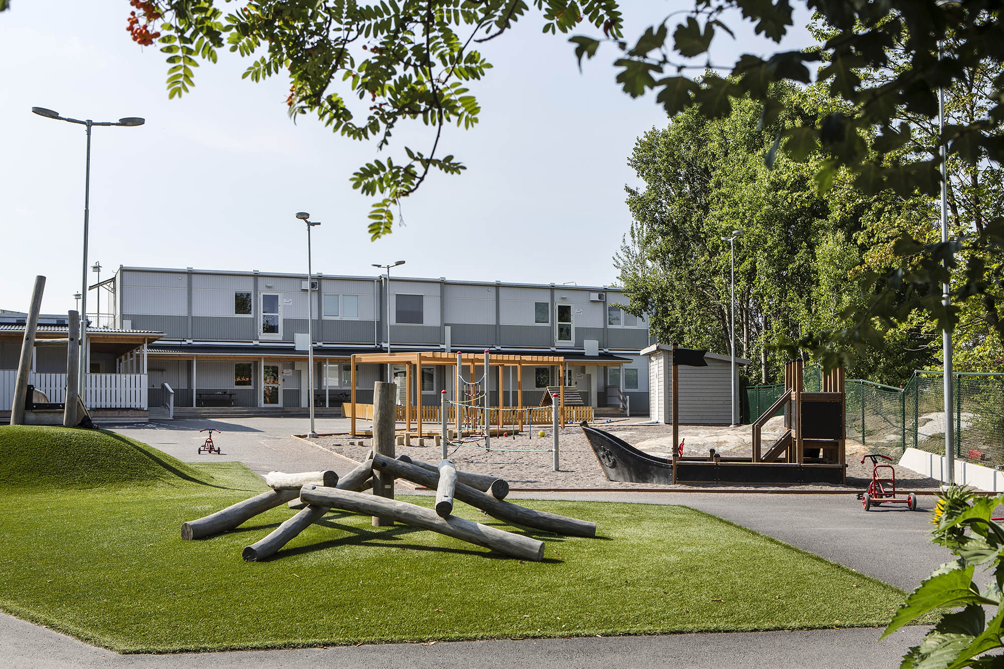 Förskolepaviljong i gröntområde med lekpark, Förskolan dartanjangsgata i Mariehäll