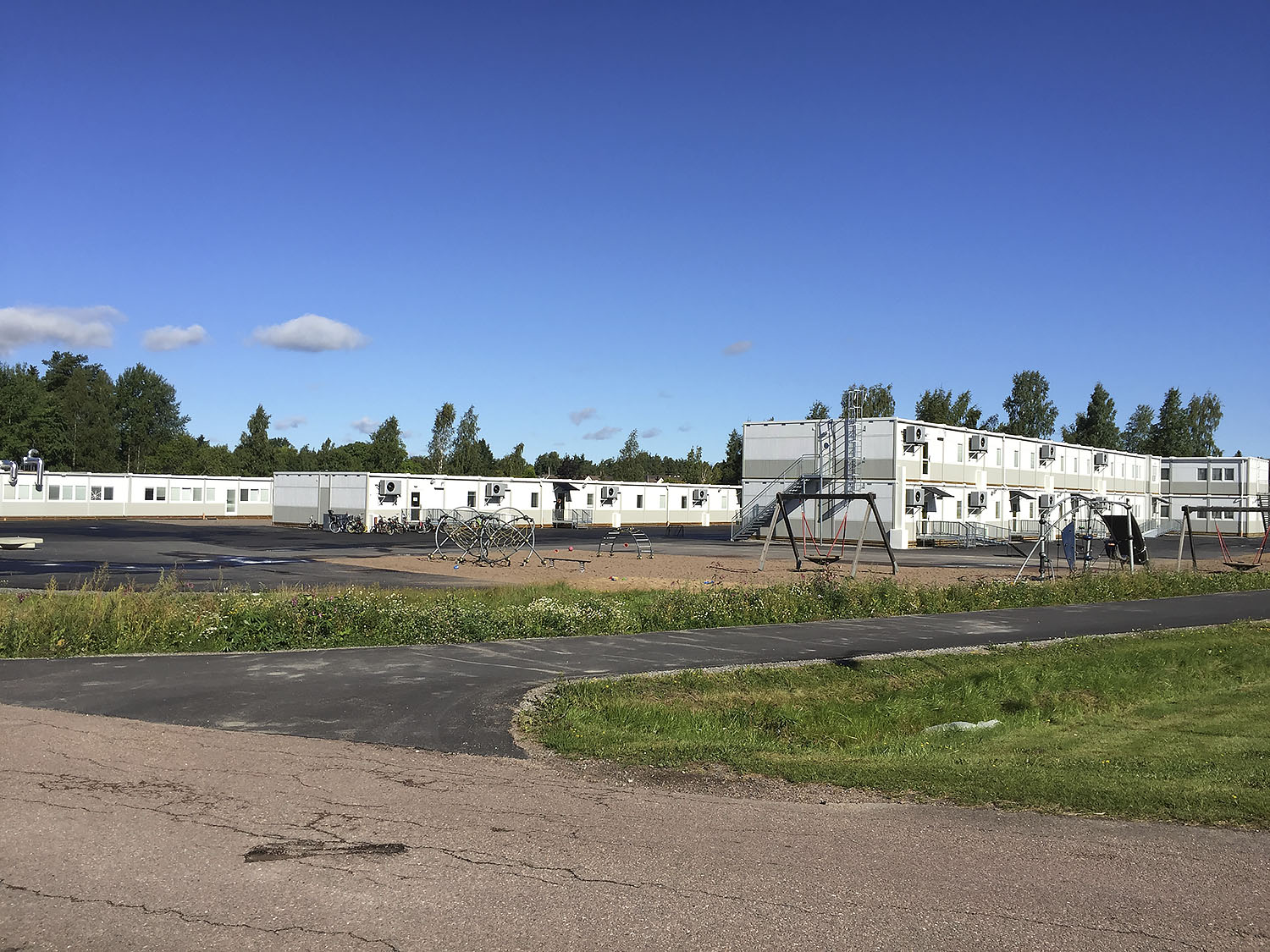 Skolområde vid Hultsbergsskolan i Karlstad med skolgård och lekutrustning, omgiven av en tillfällig modullösning från Expandia för utbildningsverksamhet.