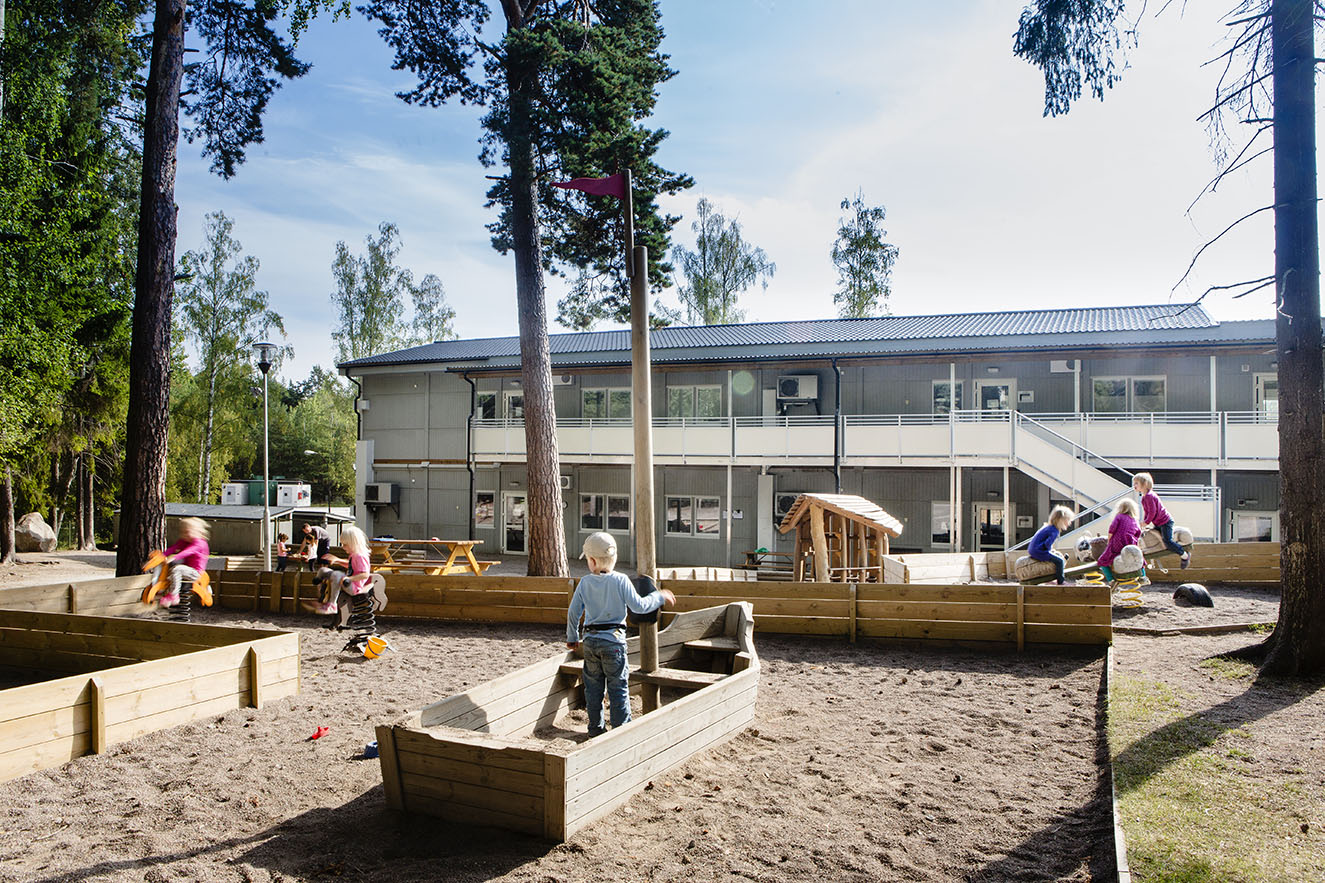 Förskolan Milot i Ursvik med fin och stor lekpark och lekyta utanför paviljongen, lekande glada barn