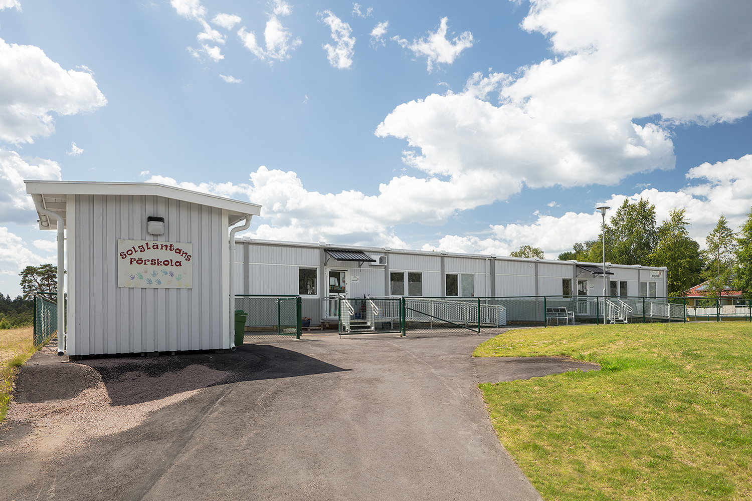 Entré till Solgläntans förskola i Långaryd med tillgänglighetsanpassad ramp