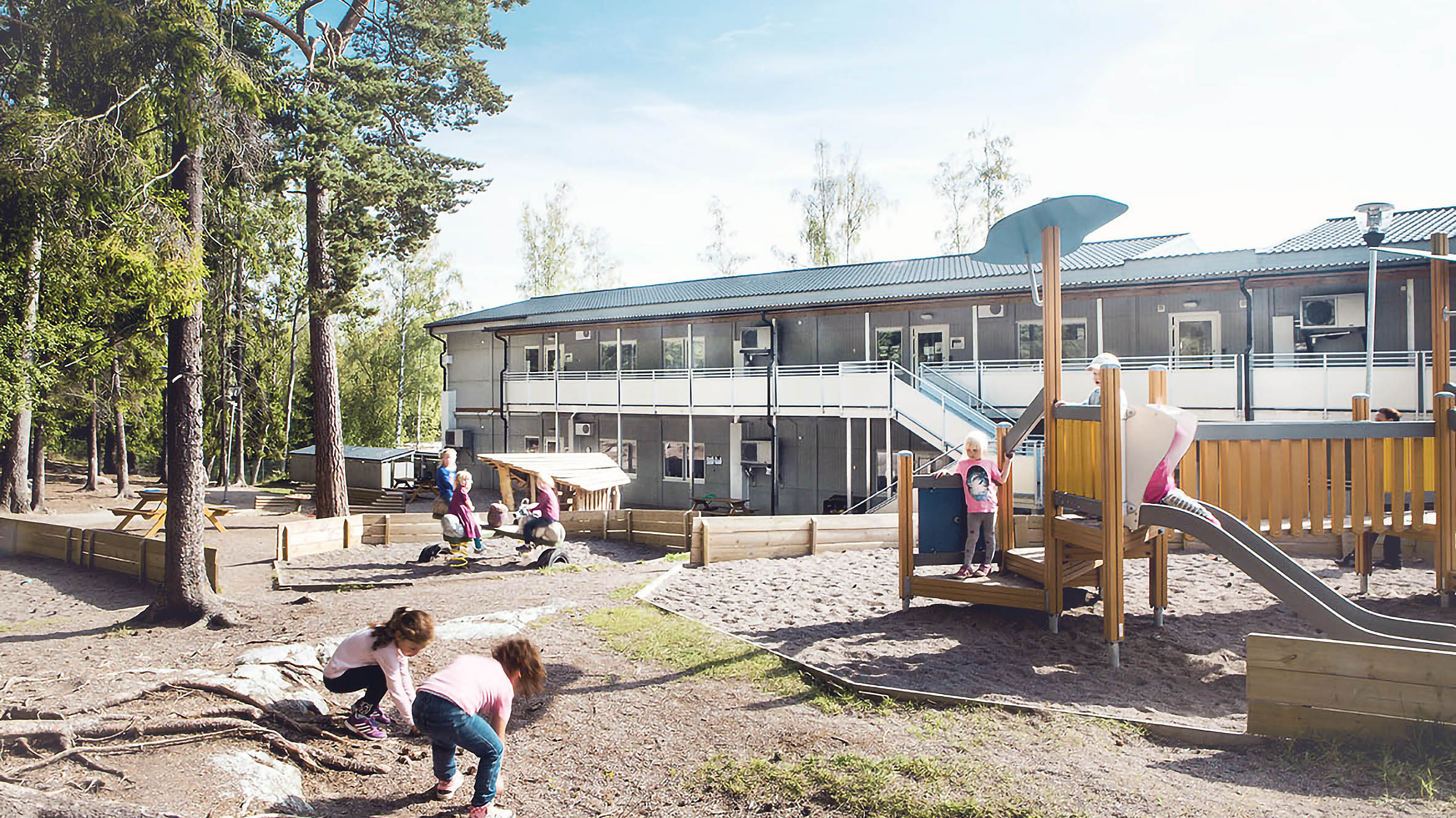 Utemiljö vid Storseglets förskola i Henriksdal med lekgård i Expandias förskolemoduler