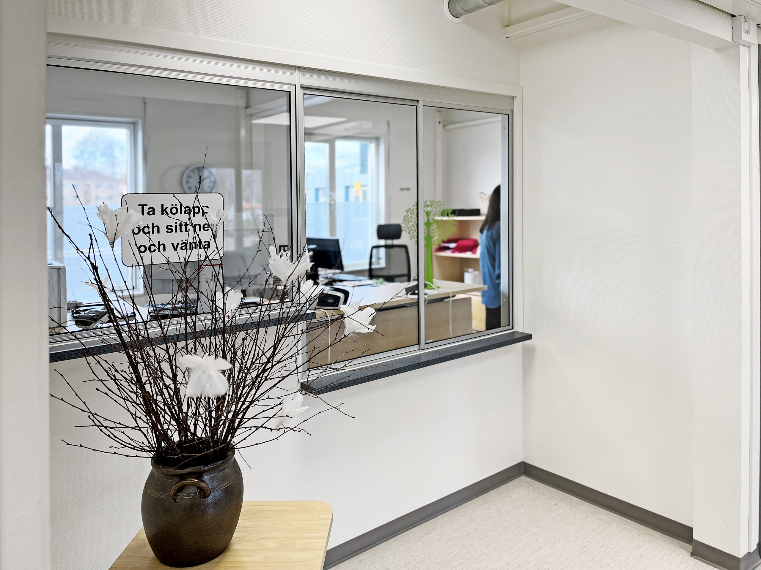 Reception på Skillingaryds vårdcentral i moderna vårdmoduler från Expandia med glaslucka och väntrumsdel