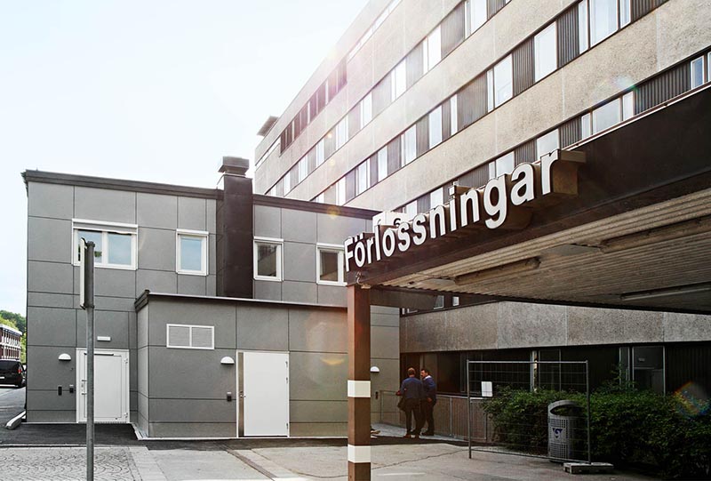 Entré till förlossningsavdelningen vid Östra sjukhuset i Göteborg, där moduler från Expandia används för förlossning, integrerade med sjukhusområdet.