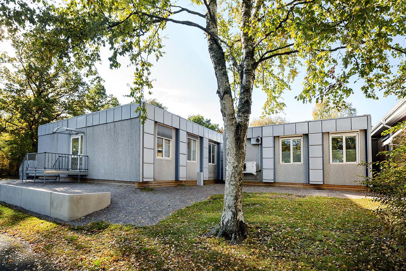 Skebäcks vårdcentral i Örebro, uppförd med vårdmoduler från Expandia, omgiven av grönska och med tillgänglig entré ramp.