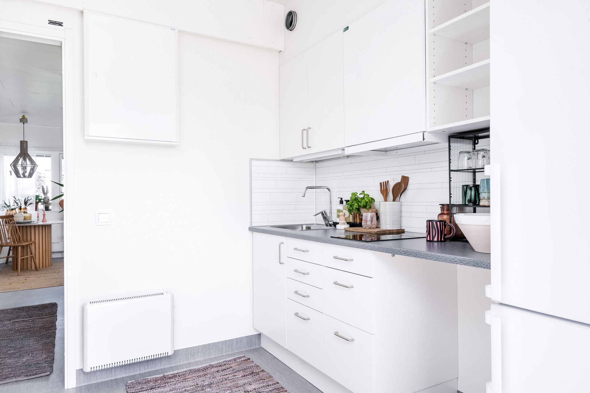 Ljust och yteffektivt kök i studentbostad i Visby, där smart planering och god förvaring skapar en funktionell vardag. Ett modernt exempel på modulbaserade studentbostäder från Expandia med fokus på enkelhet, kvalitet och trivsel.