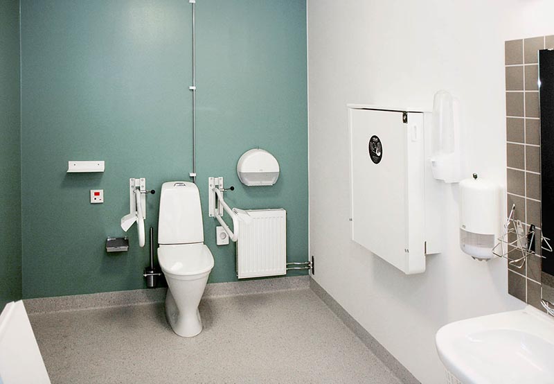 Tillgänglighetsanpassad WC i modul från Expandia vid Östra sjukhuset, utrustad med stödhandtag, tvättställ och hygienutrustning.