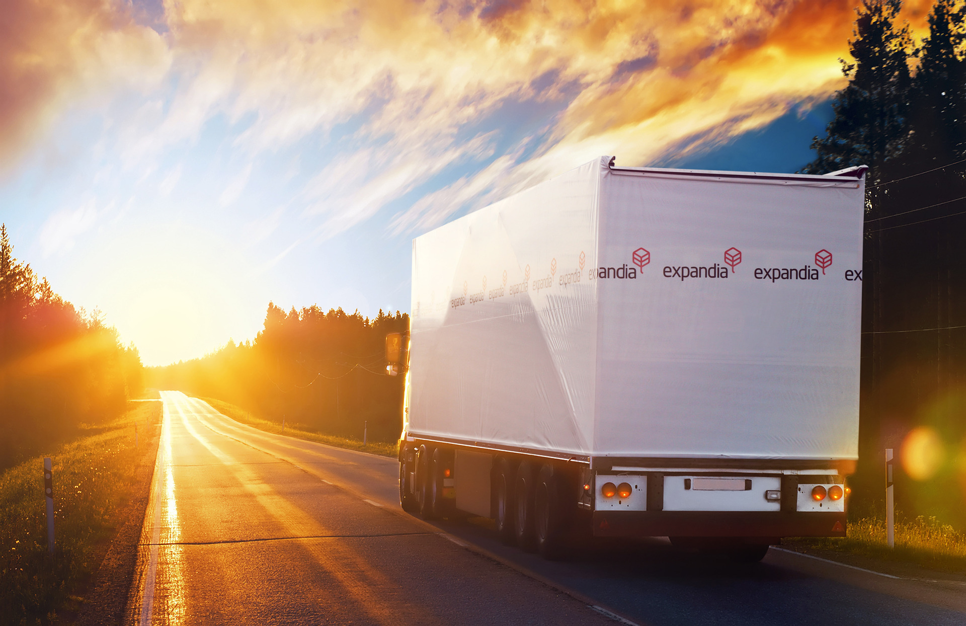 lastbil med expandiamoduler på väg mot soluppgången